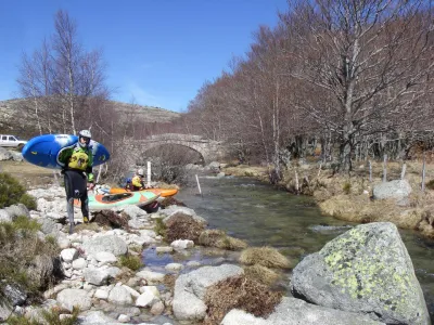 A l'embarquement au niveau du parking autorisé du Mas Camargue, ce qui permet d'éviter un pénible portage jusqu'au Pont du Tarn et de traverser les tourbières du Mont Lozère dans un cadre fantastique digne des steppes mongoles.